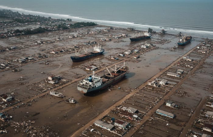 Kondisi Banda Aceh setelah Tsunami Aceh 2004 yang dipicu gempa megathrust berkekuatan lebih dari 9 magnitudo, menewaskan ratusan ribu orang dan mengubah sejarah Indonesia.