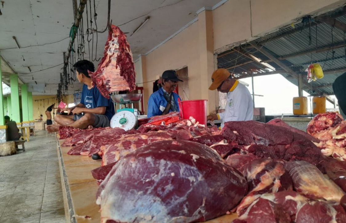 Harga daging ayam naik jadi Rp42 ribu dan daging sapi Rp140 ribu per kilo jelang Ramadan. Permintaan meningkat, warga mulai mengeluh. (Sumber: Antara News)