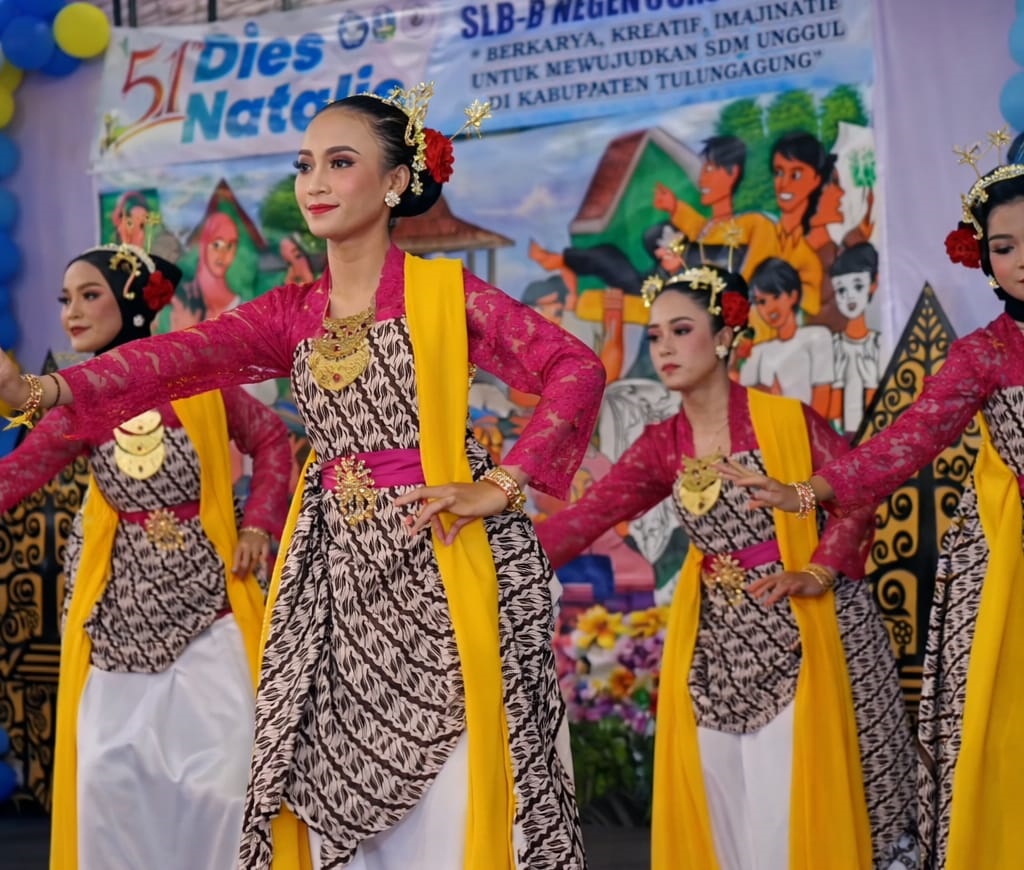 Siswi tunarungu di Tulungagung mampu memukau penonton saat menampilkan sebuah tarian tradisional.