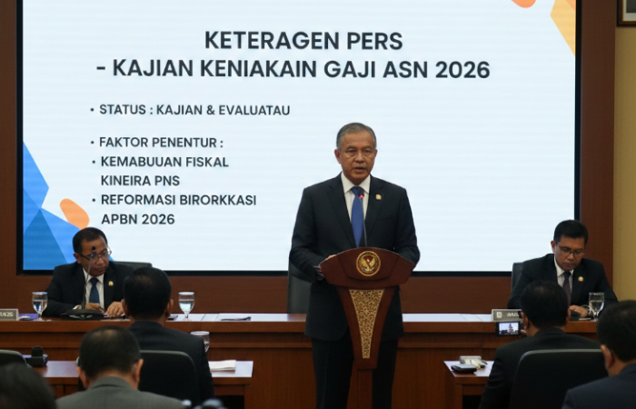 Kemenkeu memastikan kenaikan gaji ASN 2026 belum diputuskan. Pemerintah masih mengkaji kemampuan fiskal, kinerja PNS, serta dampaknya terhadap APBN dan reformasi birokrasi.