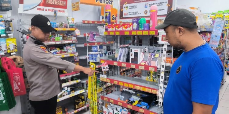 Polisi menunjukkan rak minimarket di Desa Ringinpitu, Kecamatan Kedungwaru, yang dikuras pencuri pada Selasa lalu.(HUMAS POLRES TULUNGAGUNG UNTUK RADAR TULUNGAGUNG)