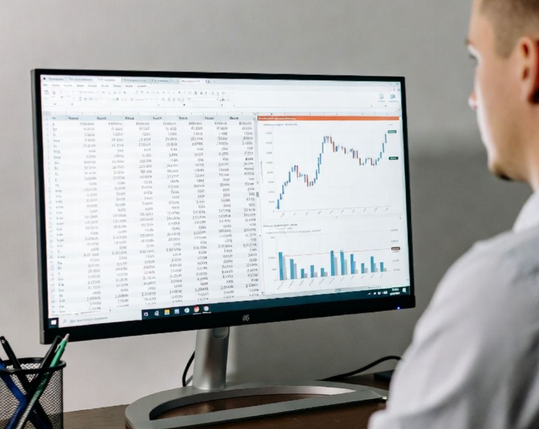 Strategi dividen investing dan cara memilih saham rutin bagi dividen. UNTR pernah catat dividend yield 27,9%.