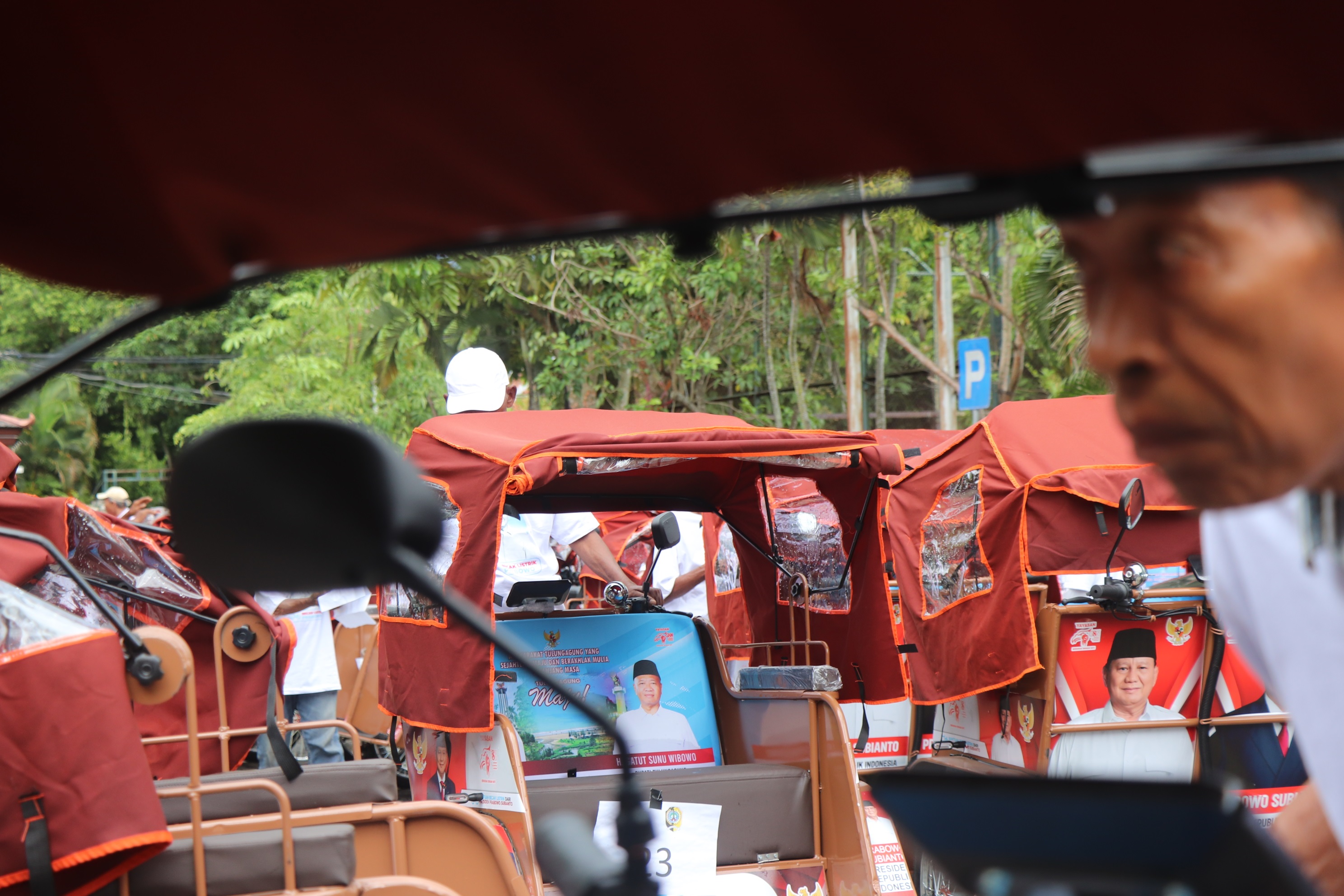Abang becak saat menerima bantuan becak listrik pada 10 Januari lalu. Dishub mempersiapkan pembuatan SPLU di area Terminal Gayatri.(DR PERDANA/RADAR TULUNGAGUNG)