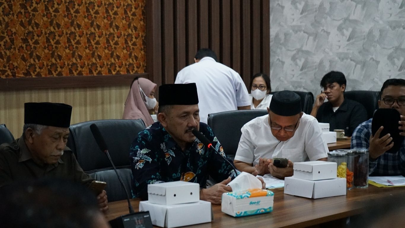 Ketua DPRD Tulungagung Marsono saat melakukan rapat dengar pendapat (RDP) bersama perwakilan guru.(SANDY YUWANA/RADAR TULUNGAGUNG)