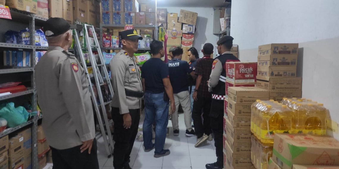 Polisi saat melakukan penyelidikan pembobolan minimarket di Desa Kacangan, Ngunut, Tulungagung, pada Rabu (11/2) dini hari.(HUMAS POLRES TULUNGAGUNG UNTUK RADAR TULUNGAGUNG)