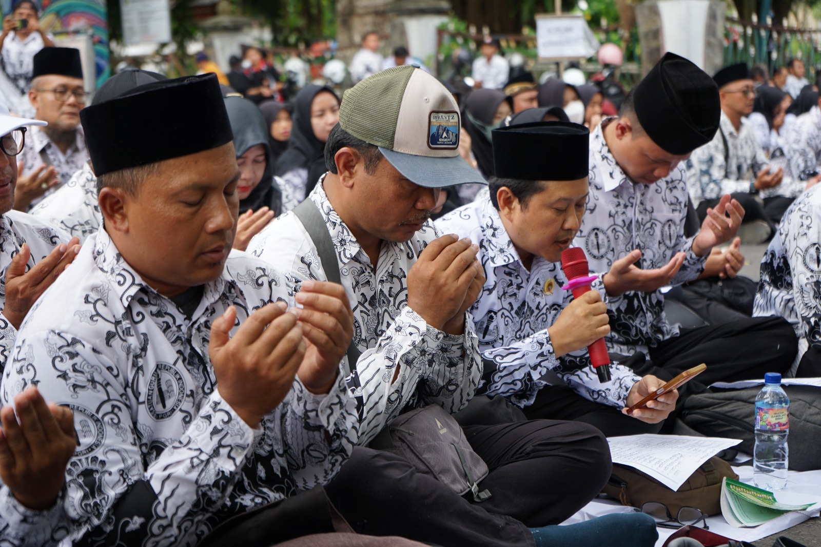 Guru P3K paruh waktu berdoa di depan gedung DPRD Tulungagung saat menggelar aksi damai pada Rabu (11/2) kemarin.(SANDY YUWANA/RADAR TULUNGAGUNG)