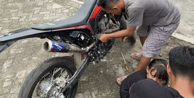 Pelanggar knalpot brong harus mengganti motornya dengan knalpot standar setelah sidang Operasi Keselamatan Semeru 2026.