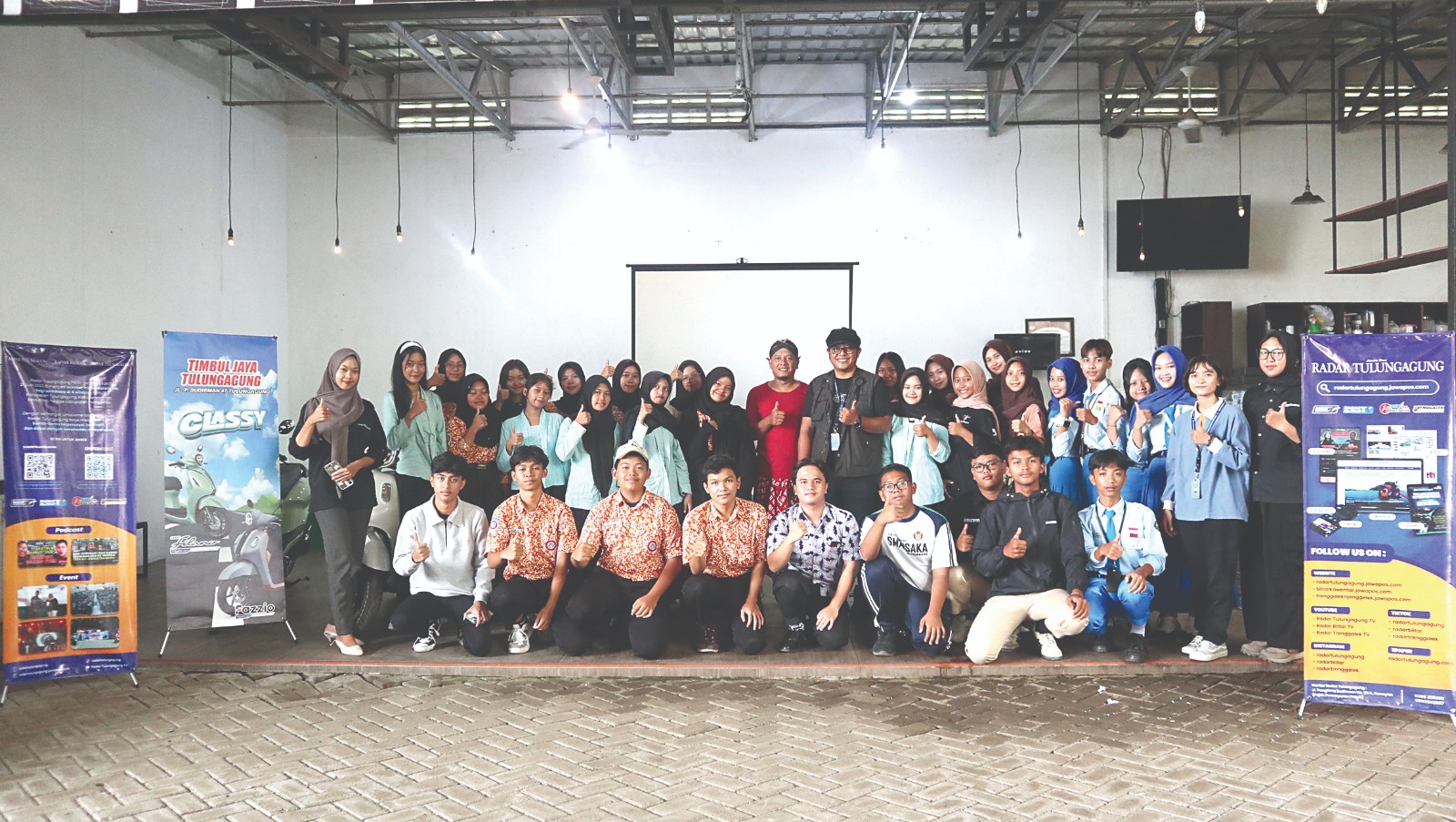 Para peserta Reels Creative Challenge 2026 berfoto bersama setelah acara coaching class pada Jumat (13/2).