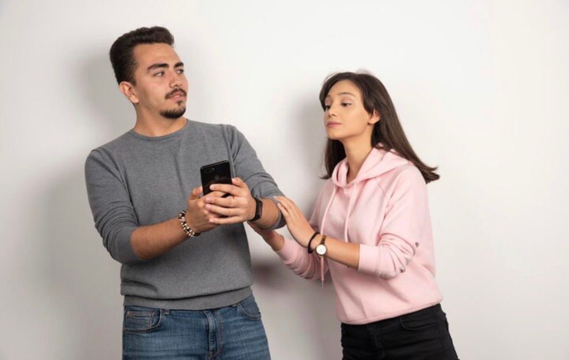 Viral suami gerebek istri di kafe Kemang akibat chat &ldquo;sayang&rdquo;, adu mulut pecah dan picu perdebatan soal kepercayaan.