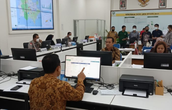 Warga mengurus usulan dan sanggahan PBI JKN di kantor Dinsos menyusul evaluasi Data DTSEN 2025. Pemerintah memperketat sasaran ke desil 1&ndash;4 dan menekan inclusion serta exclusion error dalam penyaluran