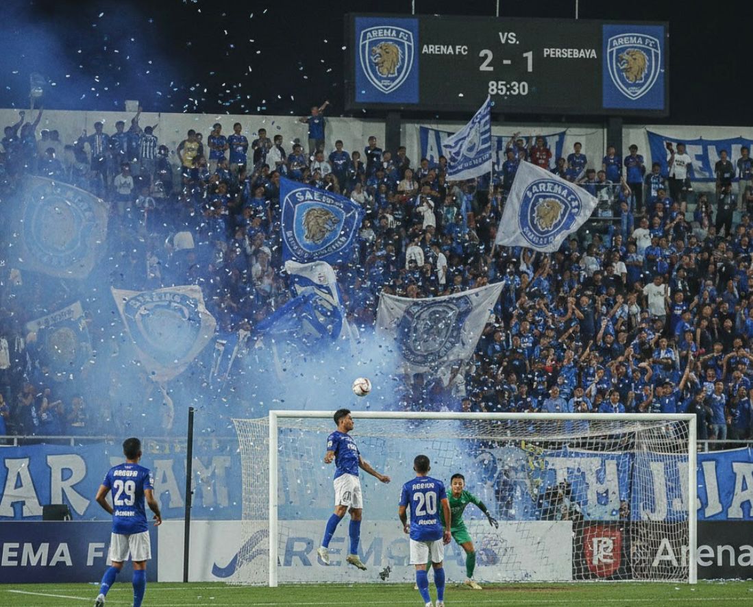 Arema FC Tekuk PSM Makassar 2-1, Selebrasi Official Picu Keributan Panas di Akhir Laga!