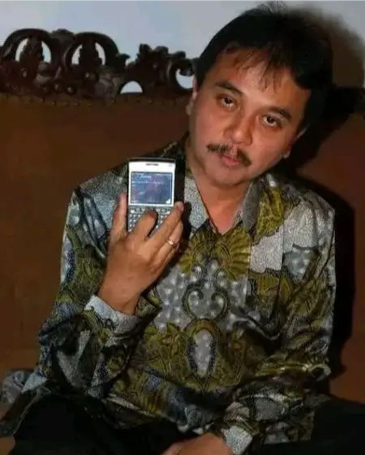 Kasus ijazah Jokowi kembali memanas. Tim Roy Suryo desak Mabes Polri hentikan penyidikan yang dinilai melanggar undang-undang. 