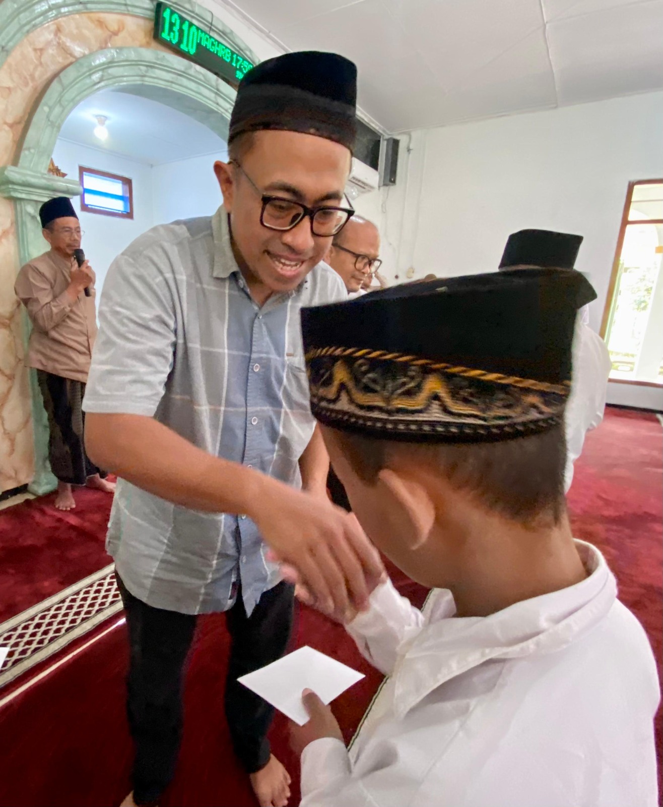 102 anak yatim menerima santunan rutin Jumat Legi dari keluarga besar PG Modjopanggoong. Berbagi dari hati,   menebar keberkahan.(PG MODJOPANGGOONG UNTUK RADAR TULUNGAGUNG)