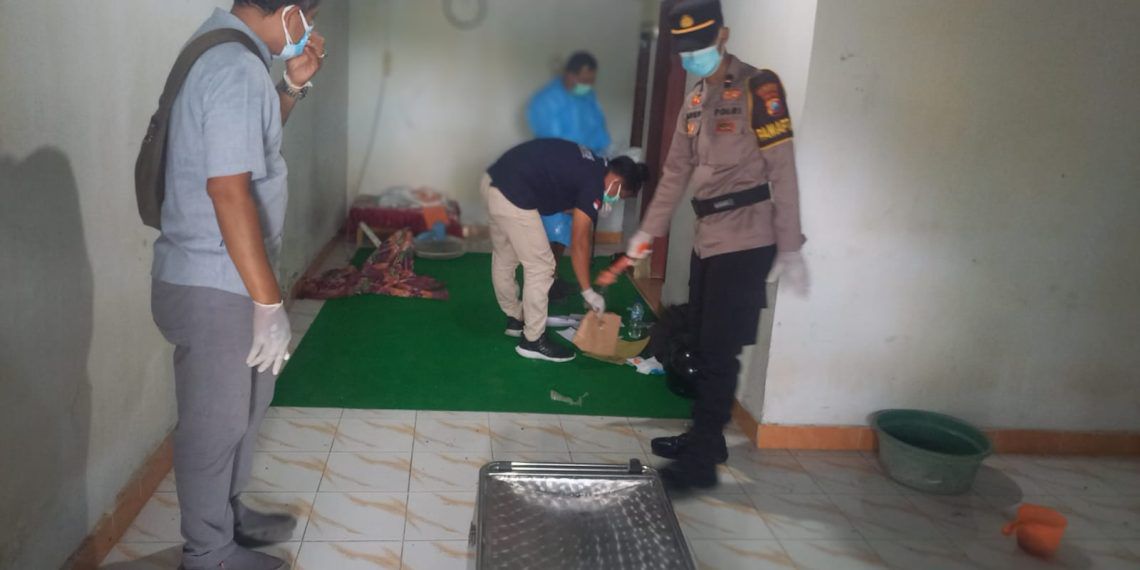 Polisi saat melakukan olah TKP di lokasi penemuan orang meninggal di dalam sebuah rumah di Desa Buntaran, Kecamatan Rejotangan.(HUMAS POLRES TULUNGAGUNG UNTUK RADAR TULUNGAGUNG)