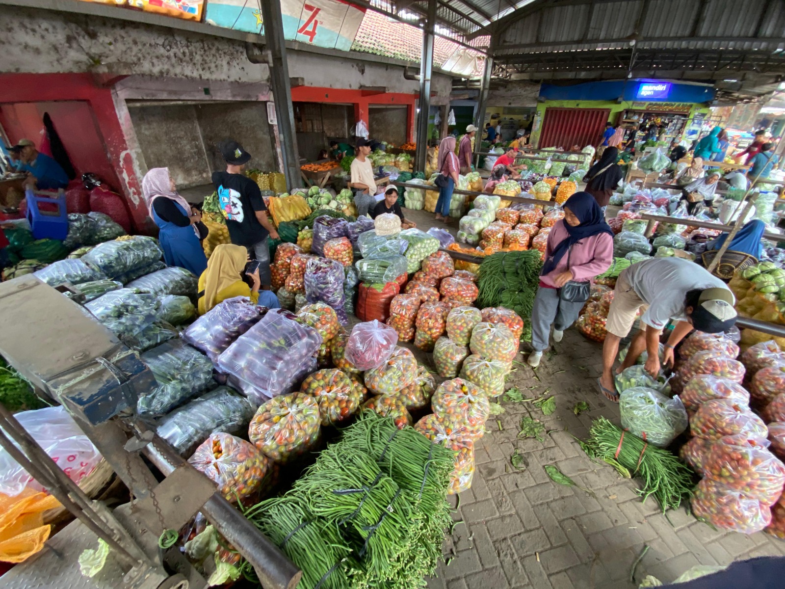Aktivitas jual beli grosiran komoditi sayuran di sisi belakang Pasar Ngemplak yang terus menggeliat.(DR PERDANA/RADAR TULUNGAGUNG)