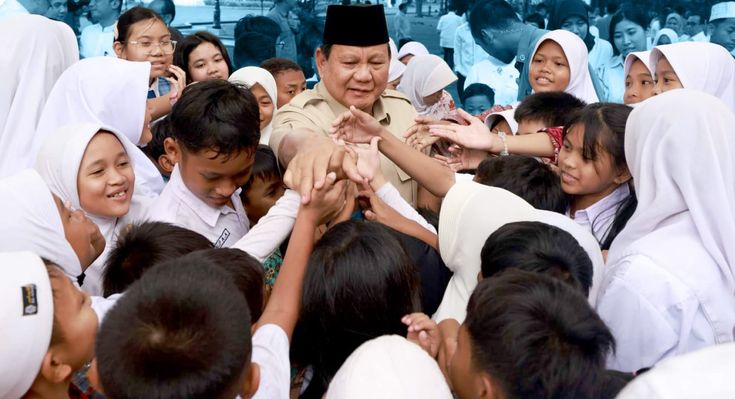Makan Bergizi Gratis diklaim Prabowo telah menjangkau 60 juta penerima, serap 1 juta pekerja, dan menggerakkan ekonomi desa. Pinterest