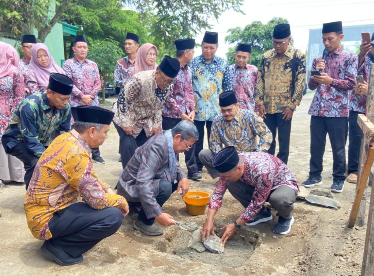 Dirjen Pendis Kemenag RI meletakkan batu pertama Gedung Matsanega Krida Mandala didampingi Kepala Kemenag Tulungagung, Kepala MTsN Tulungagung, dan tamu undangan.