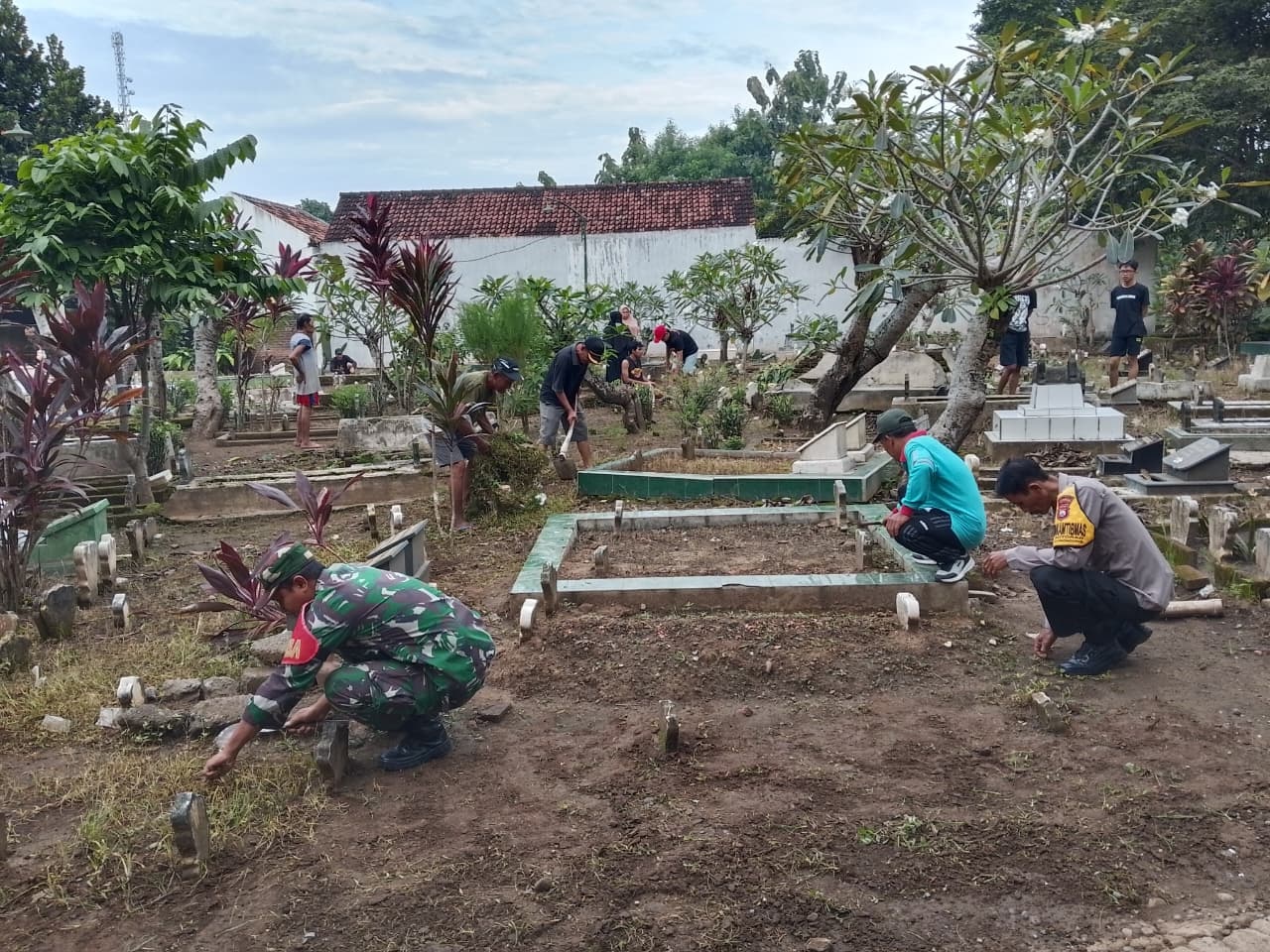 Jelang Ramadan, warga Kelurahan Botoran, Tulungagung, bekerja bakti membersihkan makam.(PRIYO HARJOKO UNTUK RADAR TULUNGAGUNG)