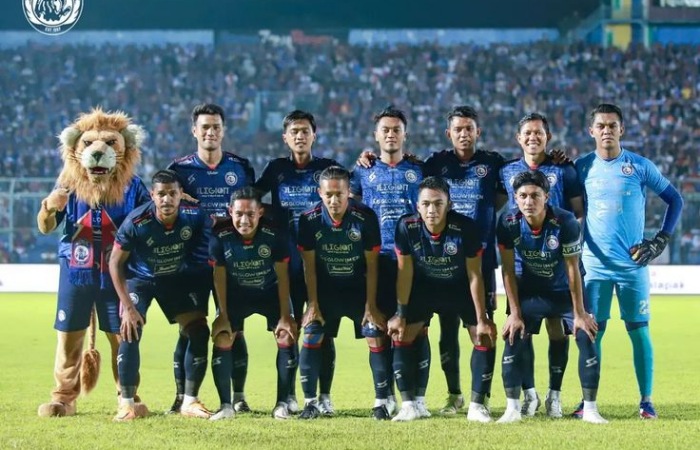 Arema FC gasak Semen Padang 3-0 dan naik ke papan tengah. Pramono Anung ngaku tak bisa tidur usai Persija Jakarta kalah.
