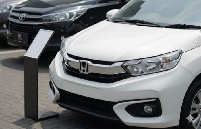 Rekomendasi mobil bekas 2026 di bawah Rp300 juta, dari Honda Brio hingga Toyota Innova Reborn, lengkap dengan kisaran harga.