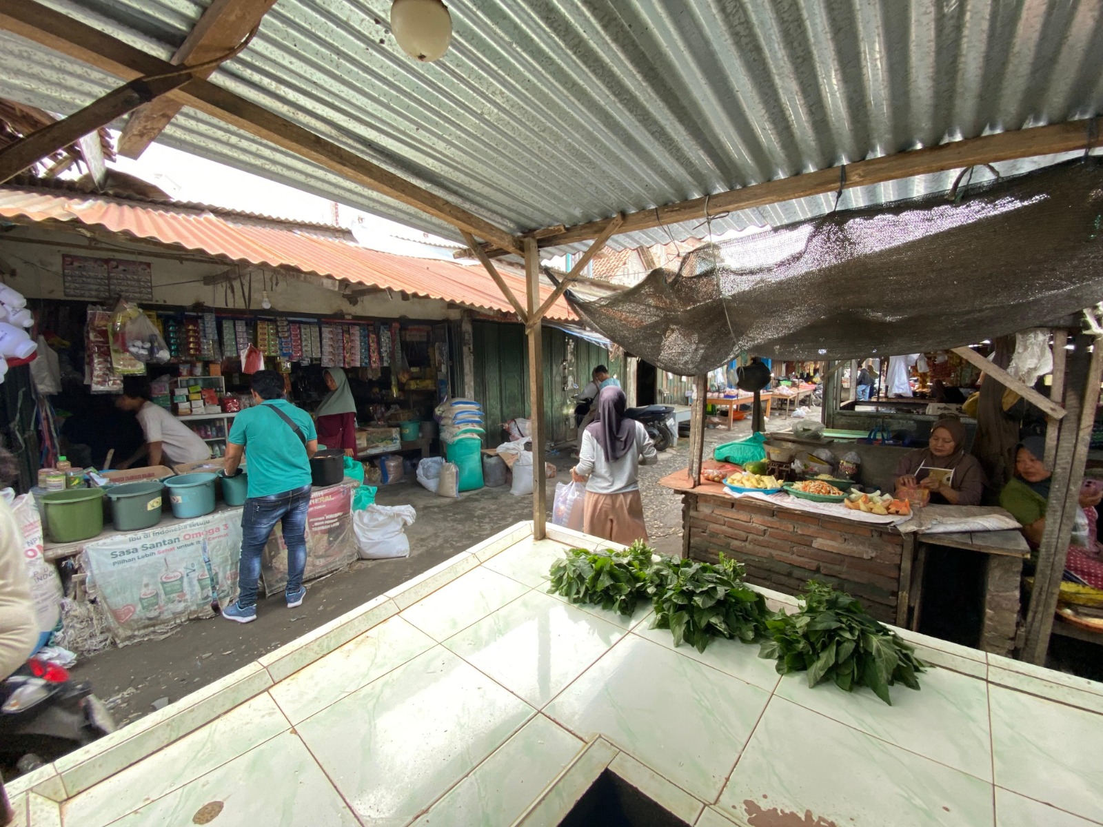 Pasar Campurdarat yang tetap ramai dengan aktivitas jual beli meskipun bangunannya tak berubah.(DR PERDANA/RADAR TULUNGAGUG)