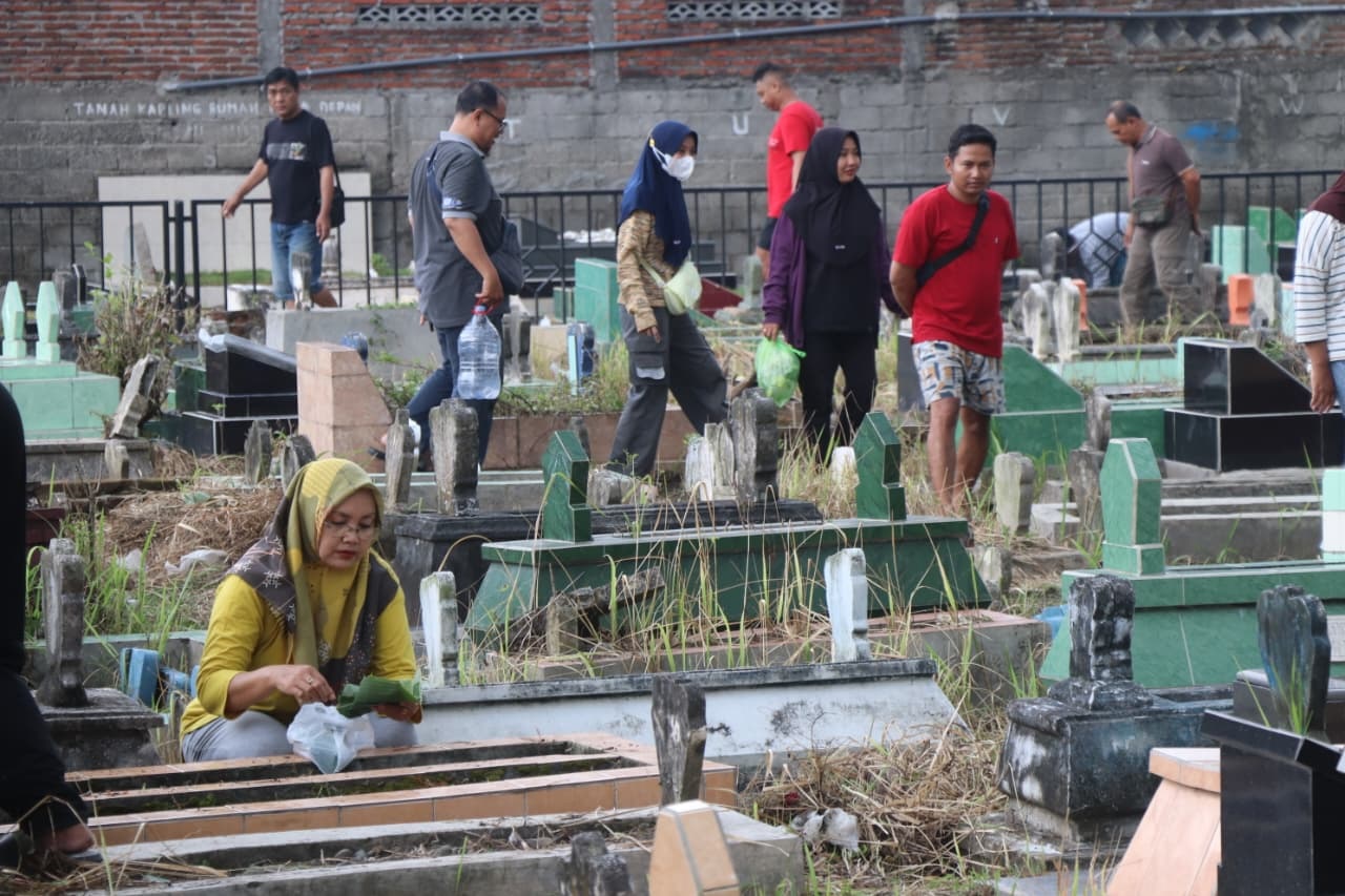 Warga sedang melakukan Geren di pemakaman umum Kelurahan Kepatihan sebagai tradisi turun-temurun menjelang bulan Ramadan.