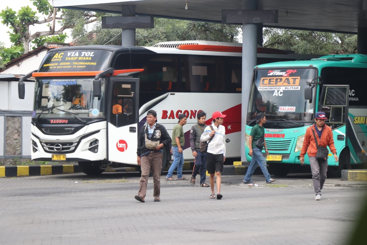 Aktivitas naik dan turun penumpang di Terminal Tipe A Gayatri Tulungagung terpantau ramai pada libur Imlek  yang juga bertepatan menjelang awal bulan Ramadan 2026, pada Senin, (16/2) kemarin.