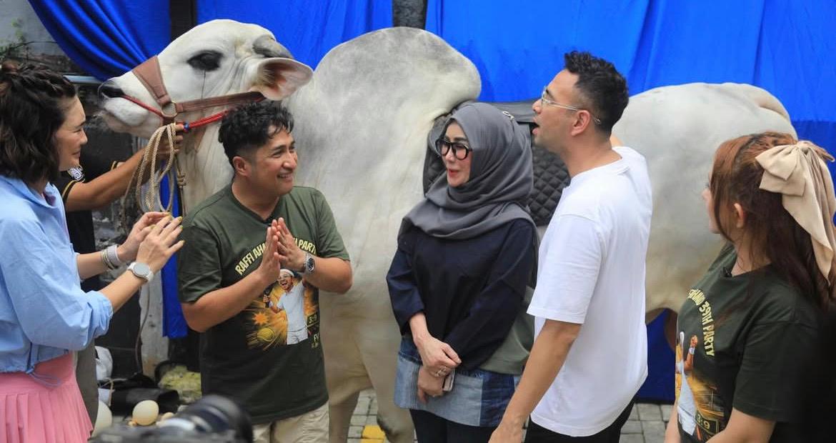 Raffi Ahmad ulang tahun ke-39 dapat hadiah sapi kendaraan akhirat dan traktir satu restoran. Momen unik ini viral di media sosial.
