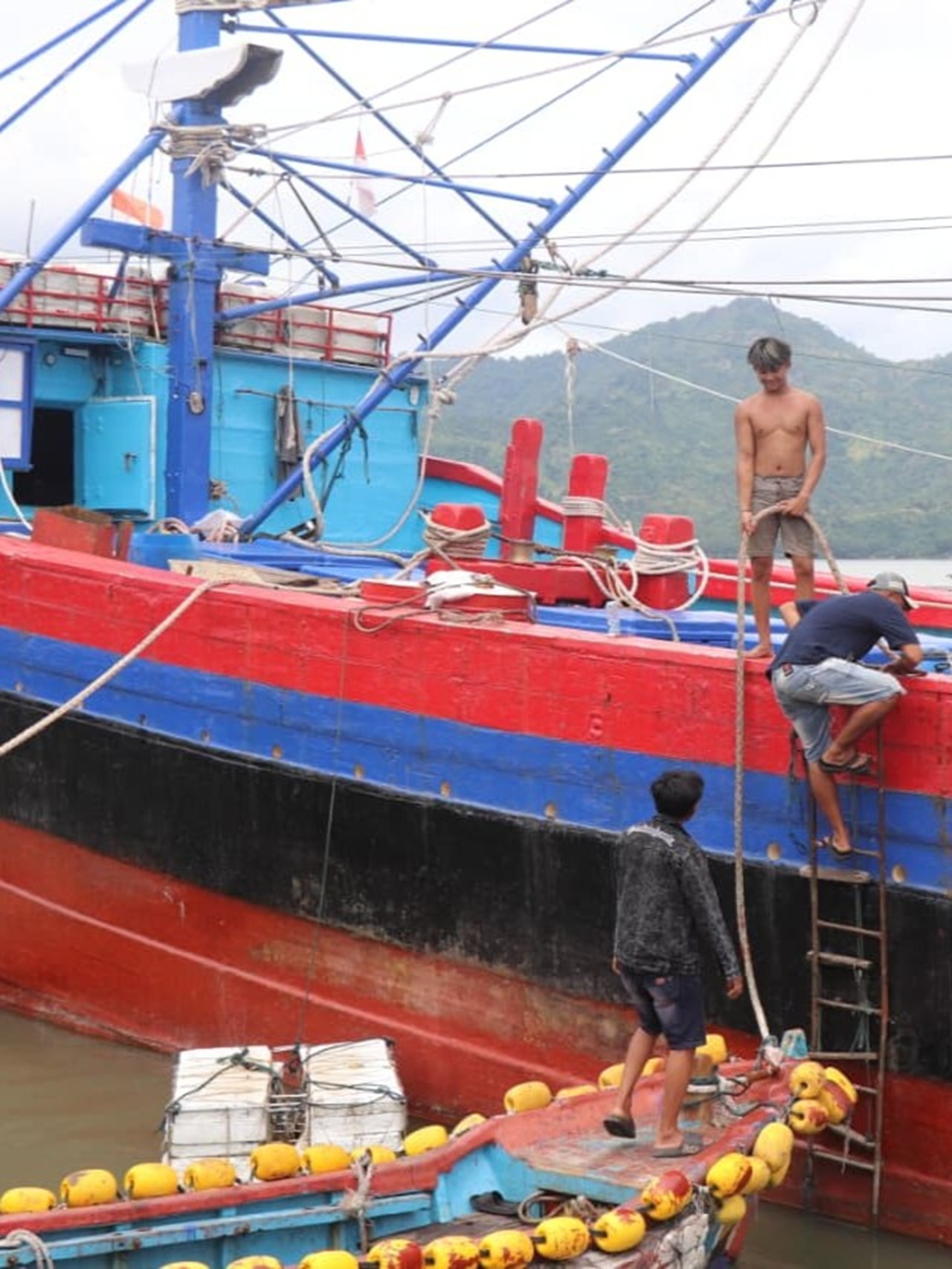 Nelayan Pantai Popoh, Kecamatan Besuki , Tulungagung, sedang bersiap menangkap ikan di laut.