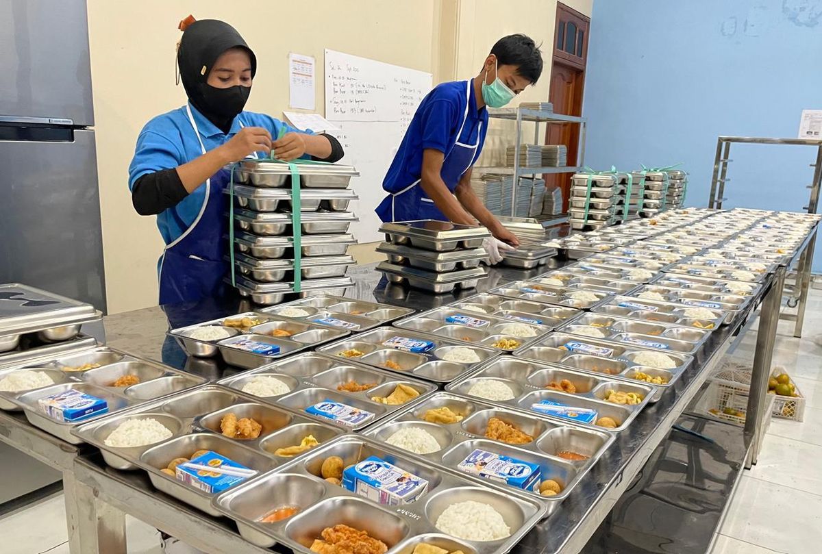 Viral video MBG kelapa muda utuh di Kukar, SPPG klarifikasi menu lengkap siswa bukan hanya satu buah.