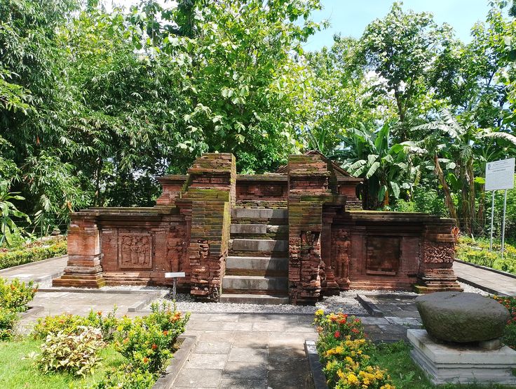 Sejarah Tulungagung dari prasejarah, Majapahit, Islamisasi hingga kolonial. Jejak Arca Gayatri dan perjuangan kemerdekaan.
