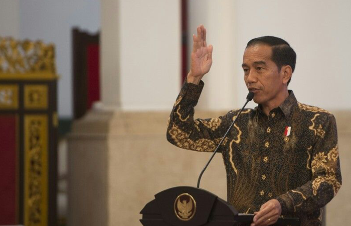 Dr Tifa klaim temukan 6 versi ijazah Jokowi dengan perbedaan watermark, lipatan, dan logo UGM. Polemik ijazah Jokowi kembali memanas.