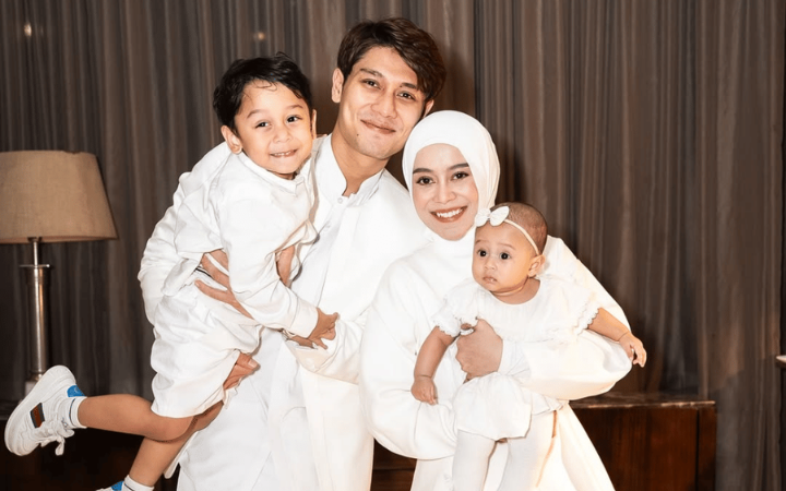 Lesti Kejora lahirkan anak ketiga di bulan Ramadan. Momen haru persalinan hingga rencana aqiqah bersama anak yatim jadi sorotan.