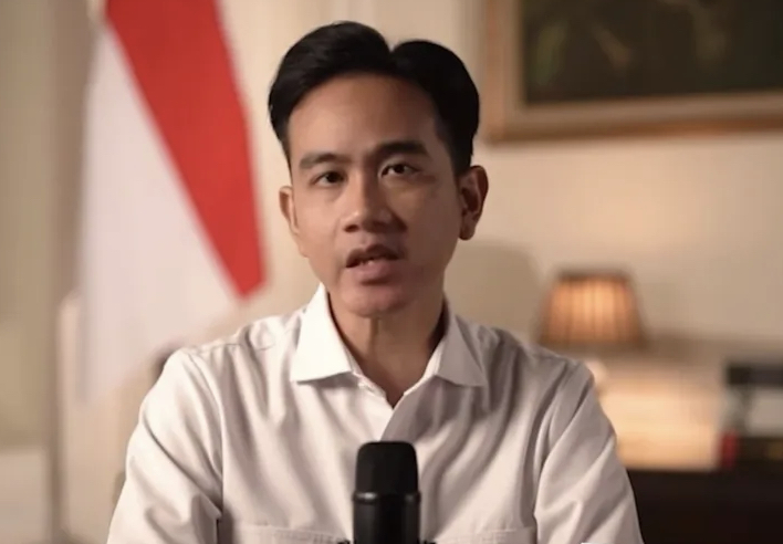 Pandji Pragiwaksono dilaporkan ke polisi akibat materi Mensrea. Wapres Gibran tegaskan itu hanya kritik biasa & tak perlu lapor. Simak beritanya!