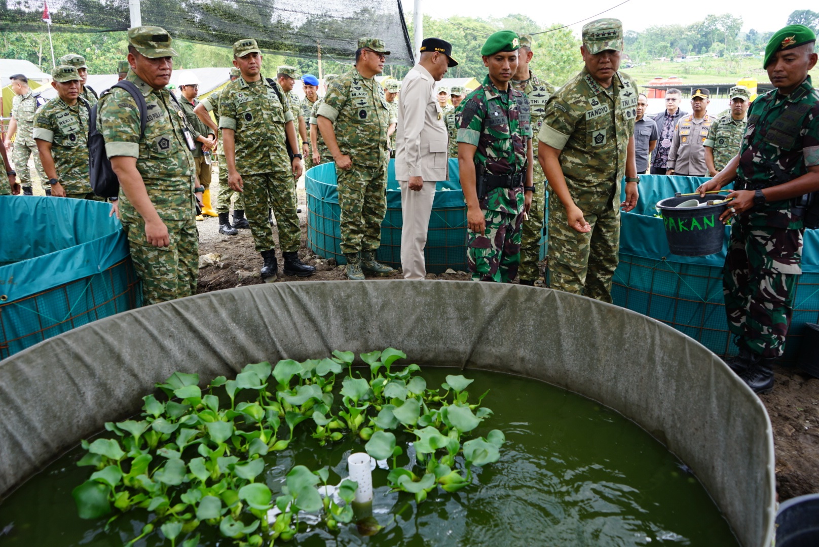 Wakil Panglima TNI Jenderal Tandyo Budi Revita saat melakukan kunjungan kerja ke Yonif TP 886 Panjalu Jayati di Desa Manding, Kecamatan Pucanglaban, pada Rabu (18/2).(DR PERDANA/RADAR TULUNGAGUNG)