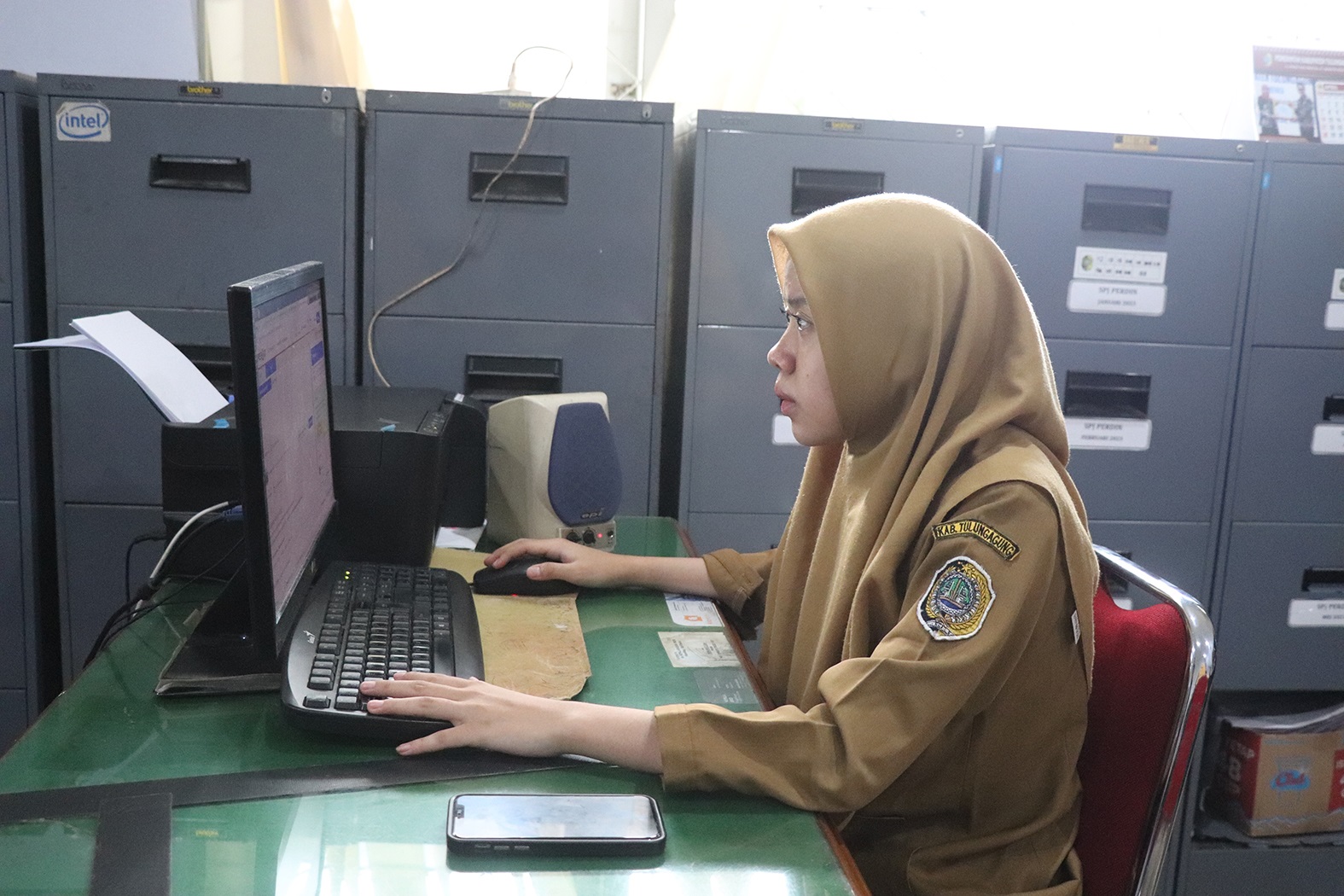 Seorang ASN di lingkup Pemkab Tulungagung sedang beraktivitas.