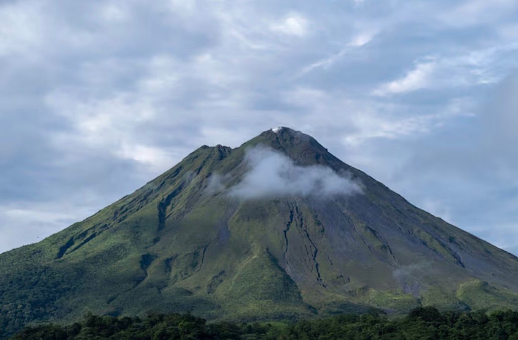 Legenda Gunung Cilik Tulungagung, kisah Resi Winadi dan tragedi cinta Roro Kembang Sore.
