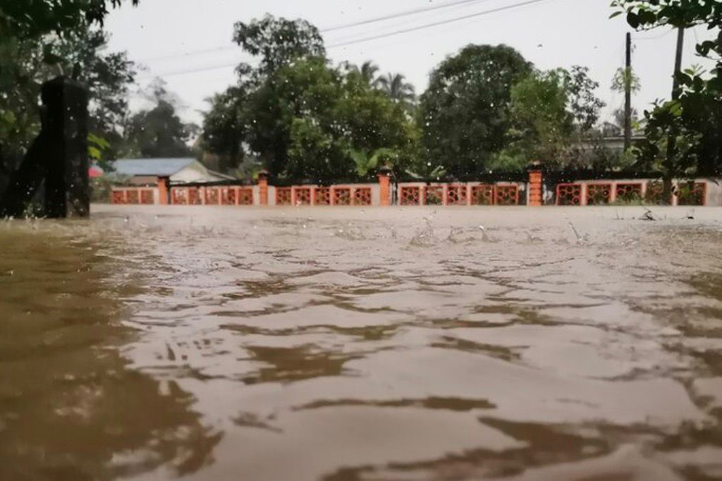 Banjir besar 30 Januari 2026 lumpuhkan Tulungagung, jalan ambrol dan ratusan rumah terendam.
