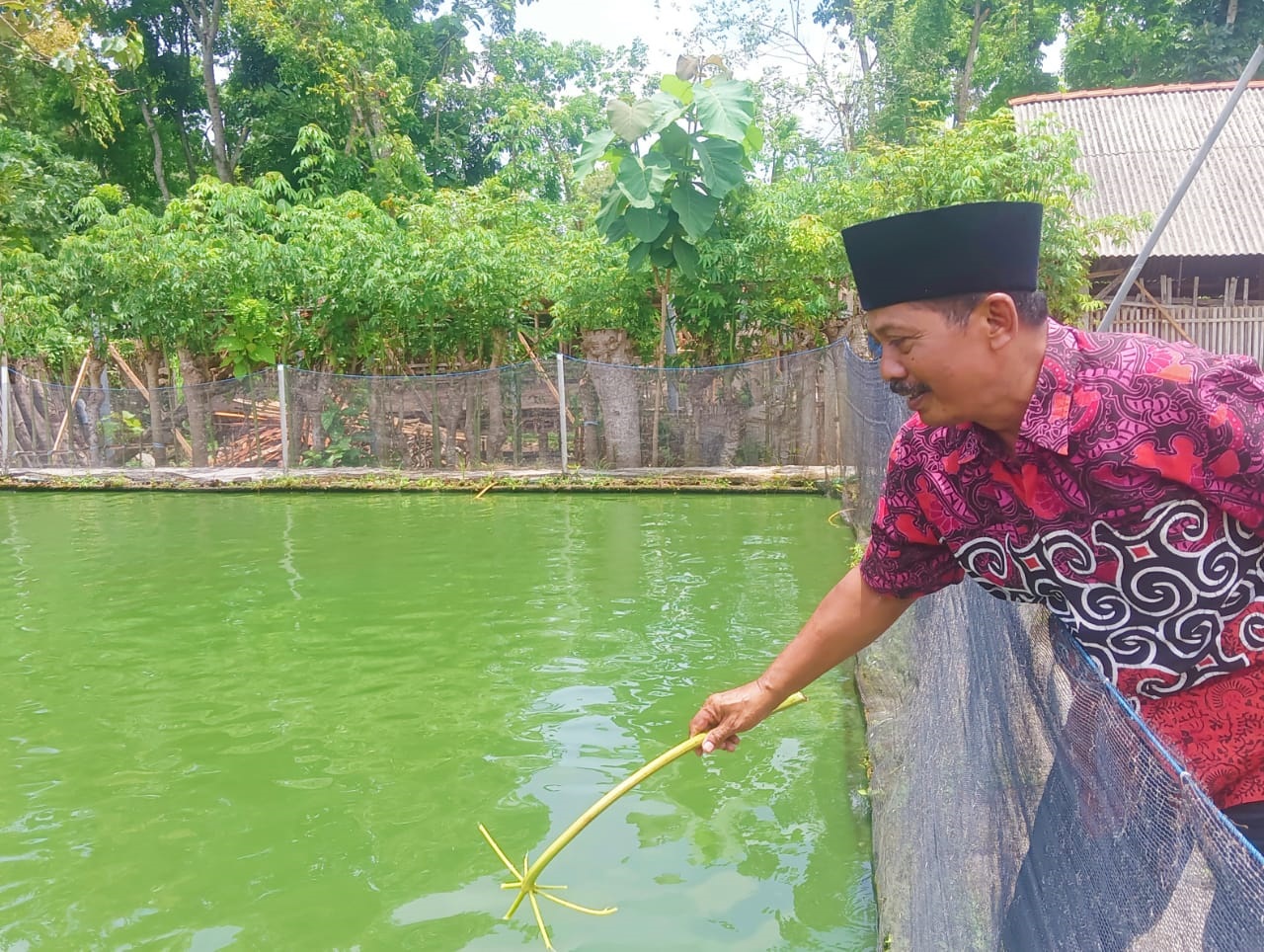 Kades Balesono Basiran menunjukkan kolam gurame yang dibudidayakannya.(RINTO WAHYU/RADAR TULUNGAGUNG)