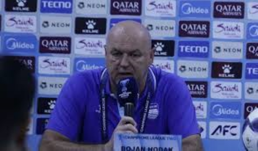 Bojan Hodak soroti kartu merah dan ulah oknum suporter di GBLA. (Sumber: Jawa Pos)