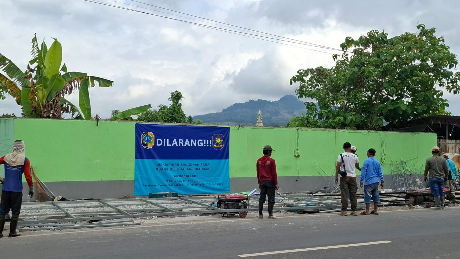 Personel gabungan membongkar warung di sisi barat SMAN 1 Campurdarat dan menutupi drainase, pada Rabu (18/2).