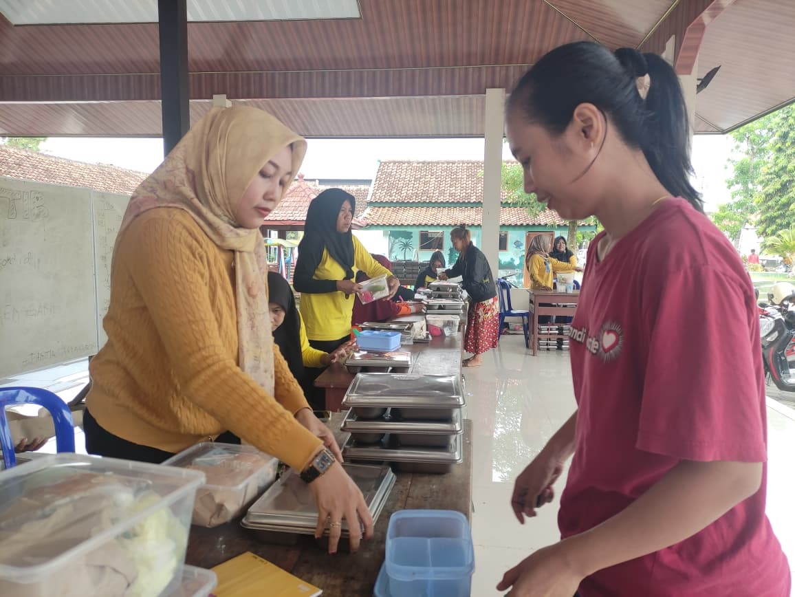 Masyarakat terpantau antusias mendapatkan MBG di Balai Desa Ringinpitu, kemarin (19/2).