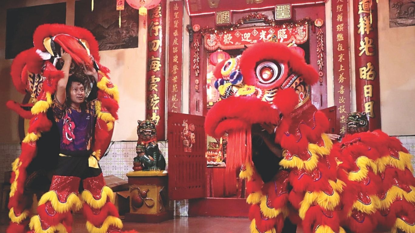 Tim kesenian barongsai Klenteng Tulungagung saat beraksi menyemarakkan Tahun Baru Imlek 2026.(SANDY YUWANA/RADR TULUNGAGUNG)
