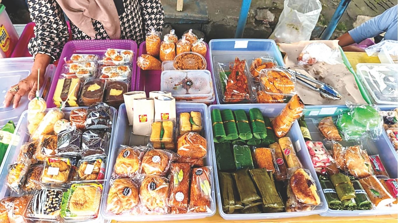 Salah satu spot pasar takjil di Jalan Pangeran Antasari Tulungagung.(KRISNA PAMBUDI/RADAR TULUNGAGUNG)