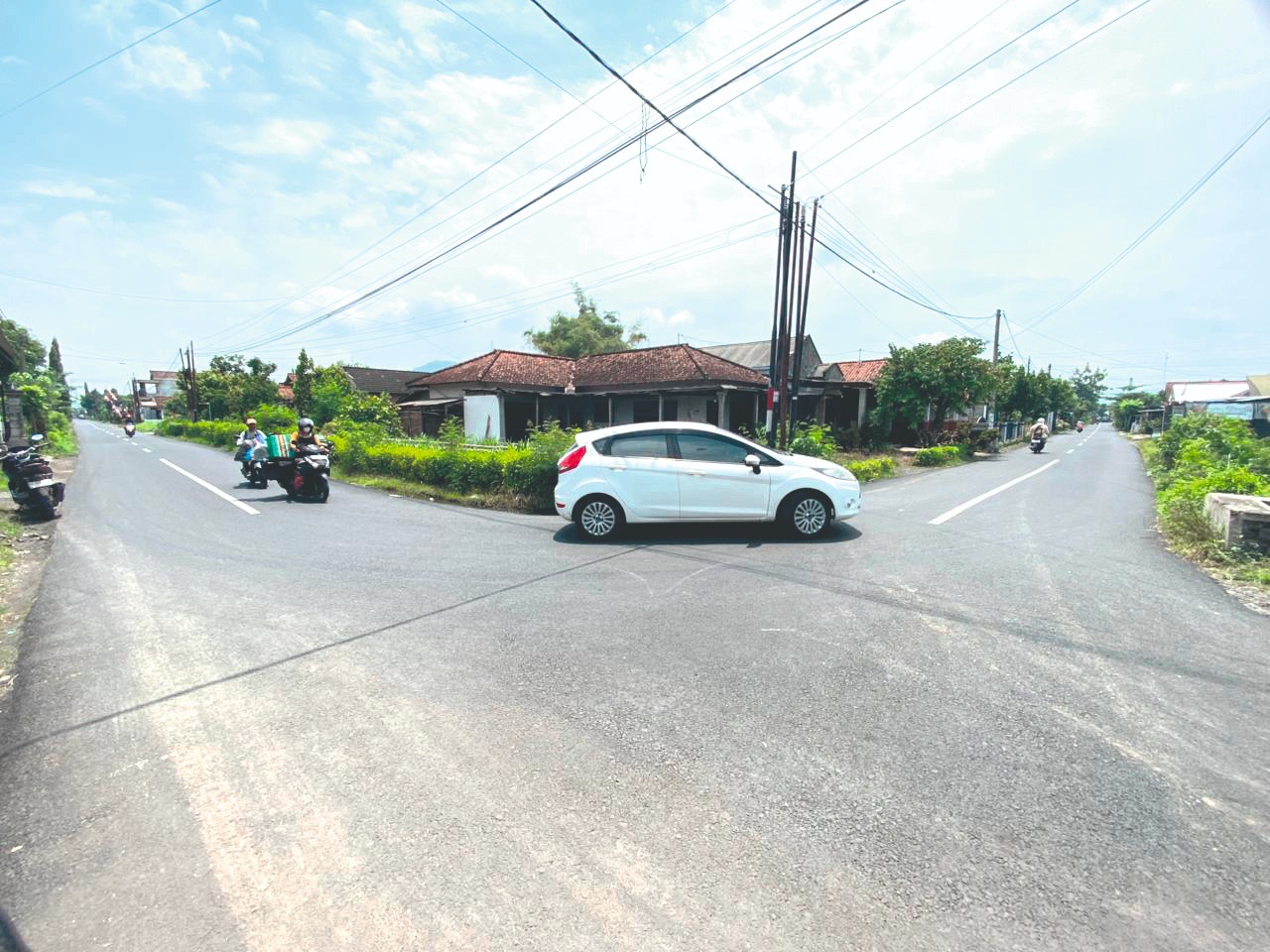 Kondisi jalan kabupaten yang menghubungkan Desa Kendalbulur dan Desa Ngranti, Kecamatan  Boyolangu yang teraspal halus.