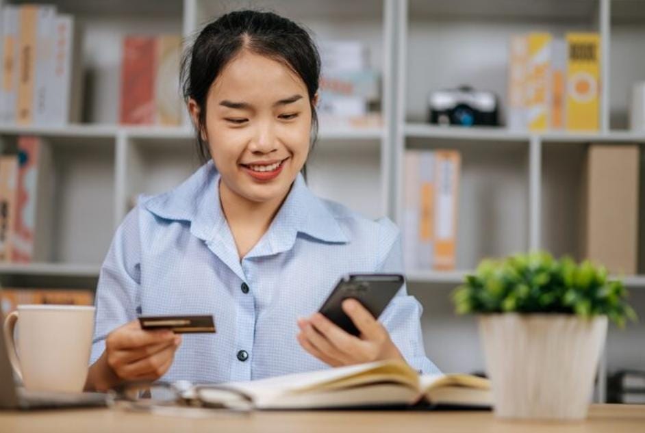 Cara aktivasi Dana Instan di aplikasi DANA, syarat akun premium, limit jutaan rupiah, dan proses cair 1 menit.