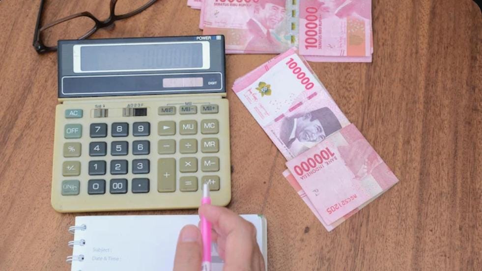 DAU Rp7,66 triliun untuk THR dan gaji ke-13 guru ASN cair, TASPEN tegaskan belum ada kenaikan pensiun dan rapel.
