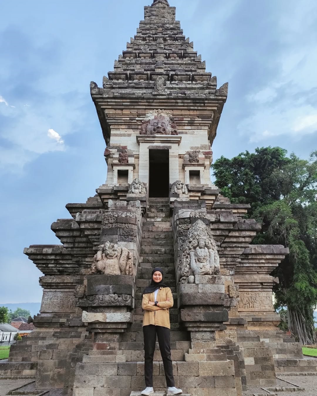 Lana Faizatussulaimah menyalurkan kegemarannya menjelajah situs candi di sela kesibukannya bekerja.