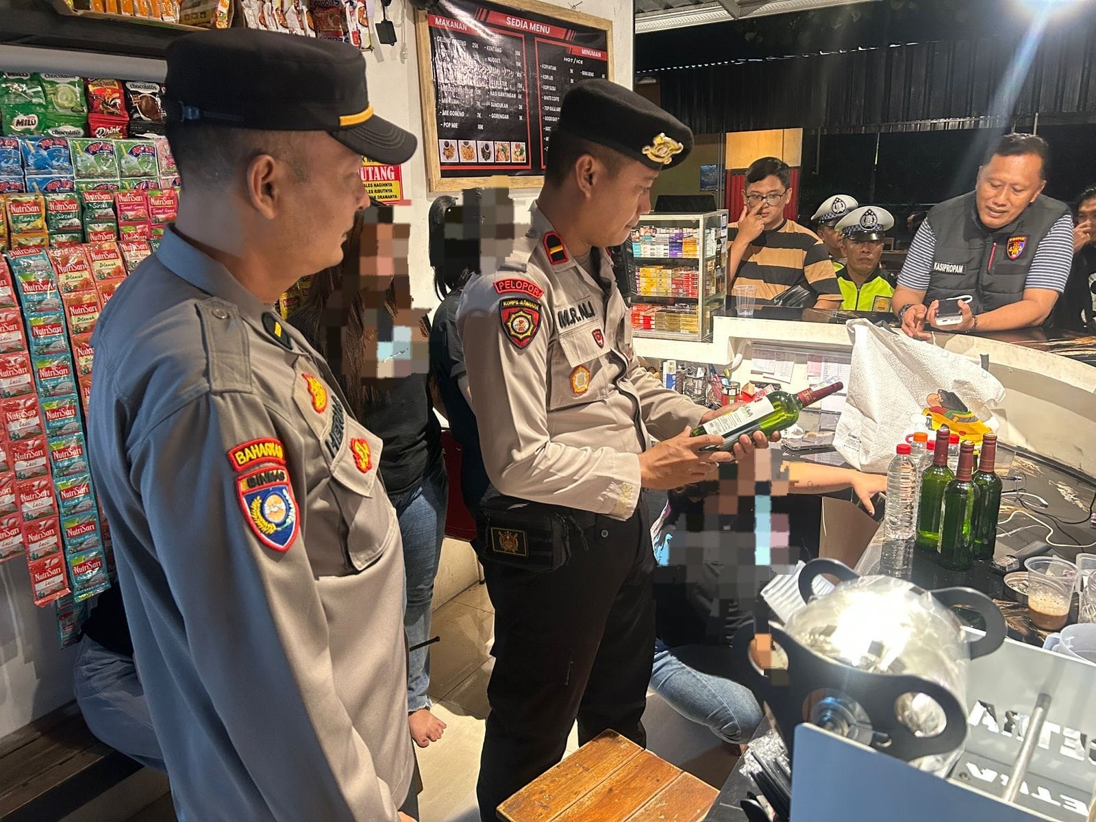 Polisi melakukan razia di sejumlah warung dan kafe di sekitar pusat kota Tulungagung pada Sabtu (21/2) malam.(HUMAS POLRES TULUNGAGUNG UNTUK RADAR TULUNGAGUNG)