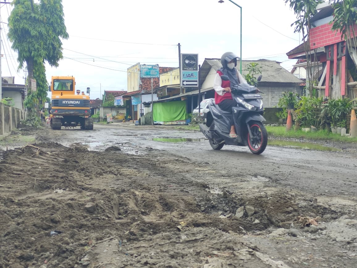 Pengurukan jalan Sambirobyong-Pulotondo di hari pertama terkendala hujan.